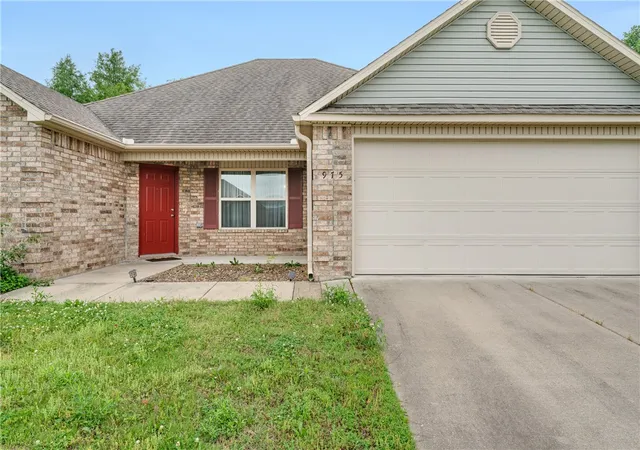 Homes for sale in Elkins, AR | 975 Richland Creek Ave, Elkins, AR 72727 | MLS# 1347821