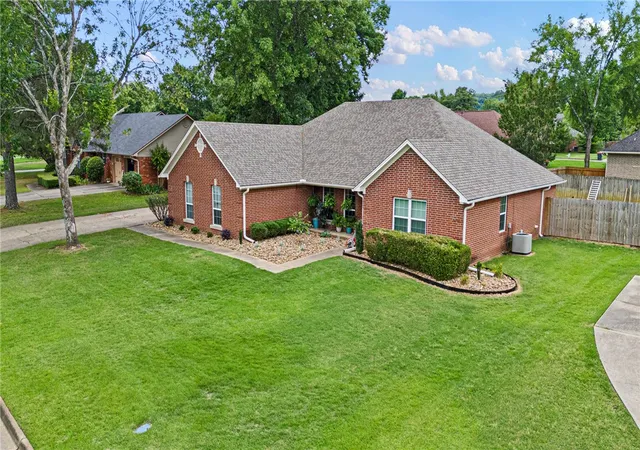3rd image of 908 Deerfield Ct, Russellville, AR 72801 | MLS# 1348440