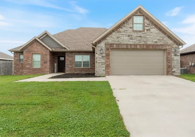 2nd image of 201 Pin Oak St, Gentry, AR 72734 | MLS# 1348461