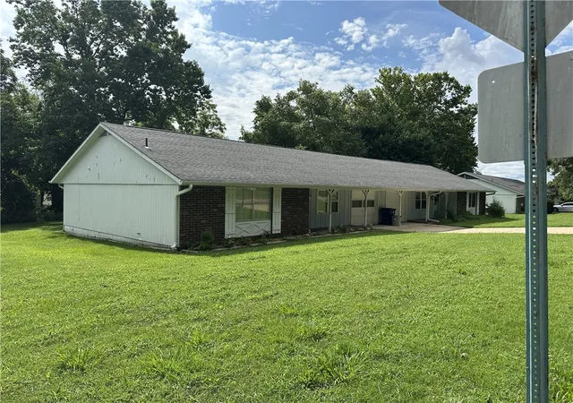 2nd image of 1121 Meadowbrook Dr, Mountain Home, AR 72653 | MLS# 1348965