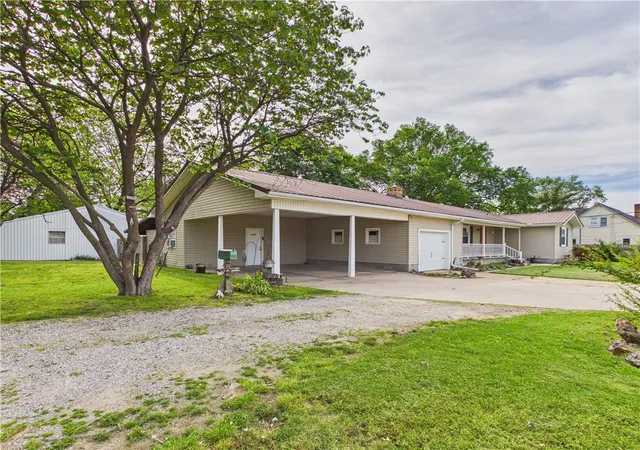Photo 3 of Single family home for sale at 803 N Springfield St, Berryville, AR 72616 | MLS# 1349280 | Listing updated on 2026-07-21