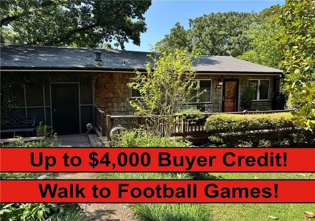1st image of 1111 Valley View Dr, Fayetteville, AR 72701 | MLS# 1348791
