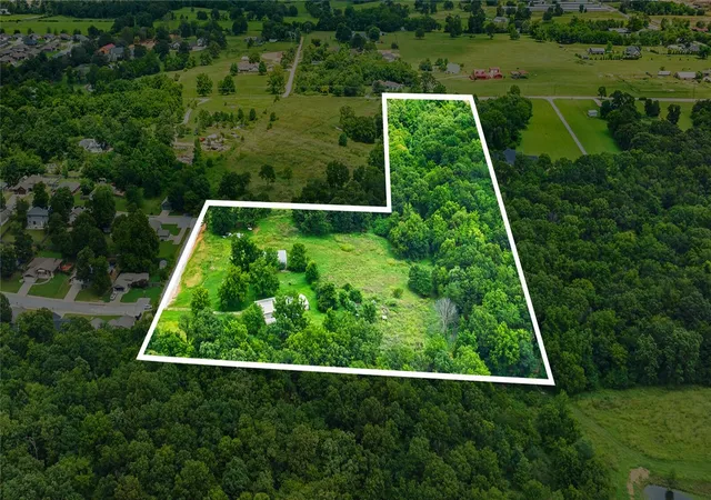 Photo 3 of Sale Pending at 8277 W Brown Rd, Cave Springs, AR 72745 | MLS# 1349366 | Listing updated on 2026-09-17