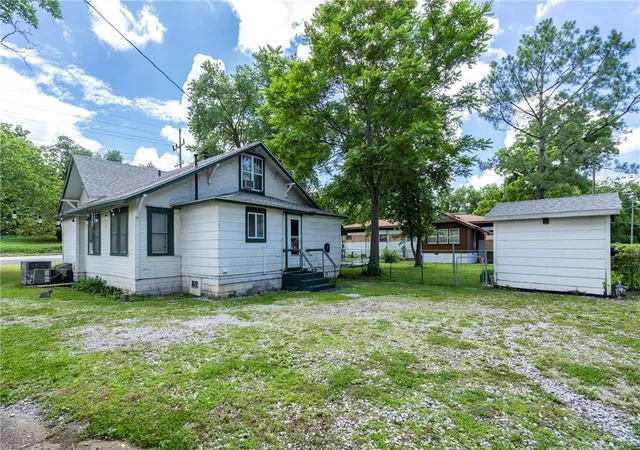 4th image of 312 W Spring St, Sulphur Springs, AR 72768 | MLS# 1349493