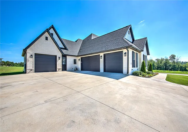 Homes for sale in Bentonville, AR | 2702 Ne Waterfall Ave, Bentonville, AR 72712 | MLS# 1349690