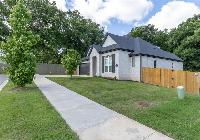 Photo 2 of Sale Pending at 1305 N Quincy Ave, Fayetteville, AR 72704 | MLS# 1349791 | Listing updated on 2026-07-14