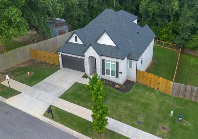 Photo 4 of Sale Pending at 1305 N Quincy Ave, Fayetteville, AR 72704 | MLS# 1349791 | Listing updated on 2026-07-14