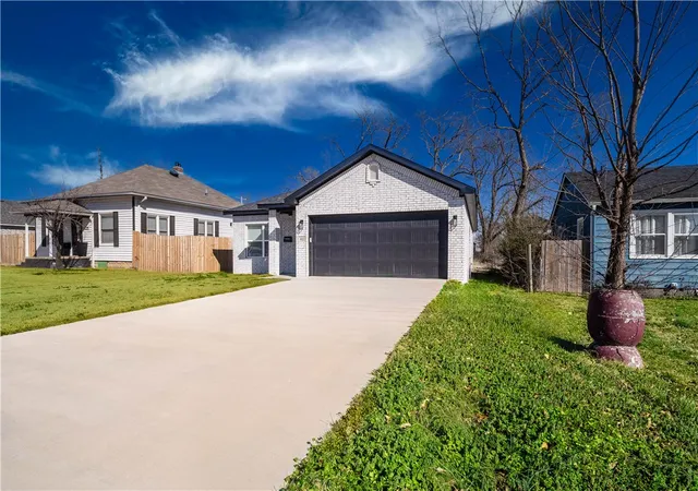 Photo 2 of Single family home for sale at 1027 S Arkansas St, Rogers, AR 72756 | MLS# 1351094 | Listing updated on 2026-07-09