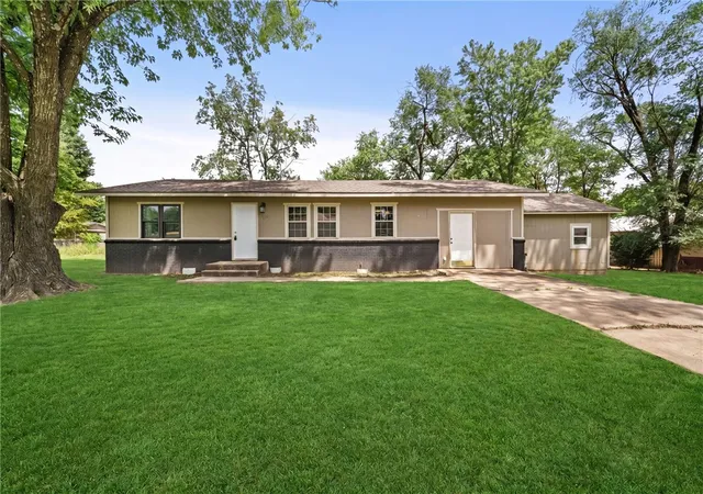 1st image of 900 N Davis St, Pea Ridge, AR 72751 | MLS# 1351128