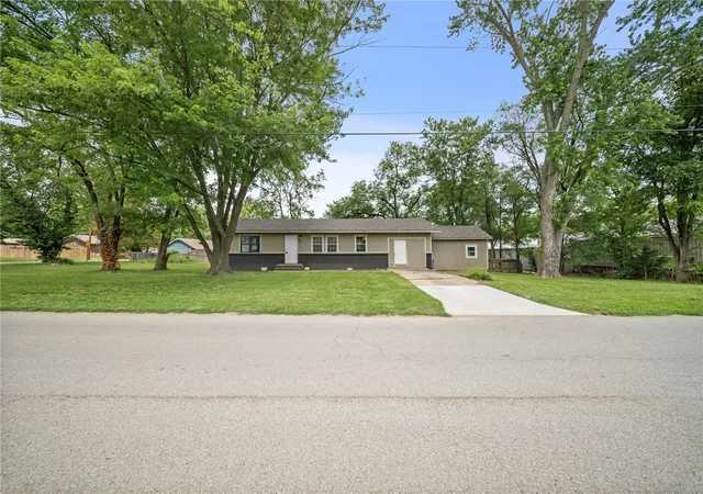 2nd image of 900 N Davis St, Pea Ridge, AR 72751 | MLS# 1351128