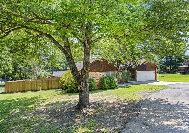 Photo 2 of Single family home for sale at 1103 S Inglewood Ave, Russellville, AR 72801 | MLS# 1349600 | Listing updated on 2026-07-24