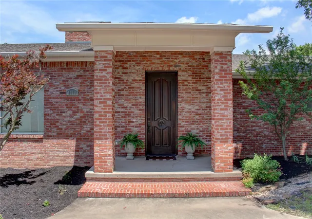 1st image of 1010 E Rockwood Trl, Fayetteville, AR 72701 | MLS# 1351093