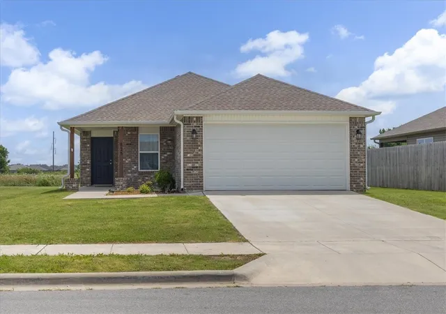 Homes for sale in Siloam Springs, AR | 825 S Katlyn Dr, Siloam Springs, AR 72761 | MLS# 1349511
