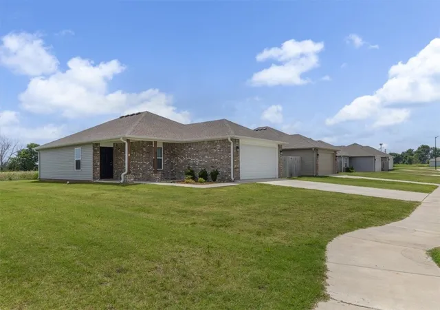 Homes for sale in Siloam Springs, AR | 825 S Katlyn Dr, Siloam Springs, AR 72761 | MLS# 1349511