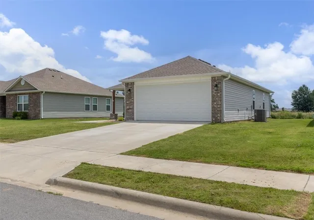 Homes for sale in Siloam Springs, AR | 825 S Katlyn Dr, Siloam Springs, AR 72761 | MLS# 1349511
