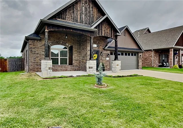 Photo 2 of Single family home for sale at 1101 Flt Rock St, Bentonville, AR 72713 | MLS# 1351033 | Listing updated on 2026-10-01