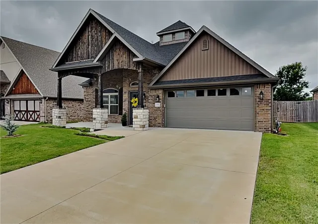 Photo 3 of Single family home for sale at 1101 Flt Rock St, Bentonville, AR 72713 | MLS# 1351033 | Listing updated on 2026-10-01
