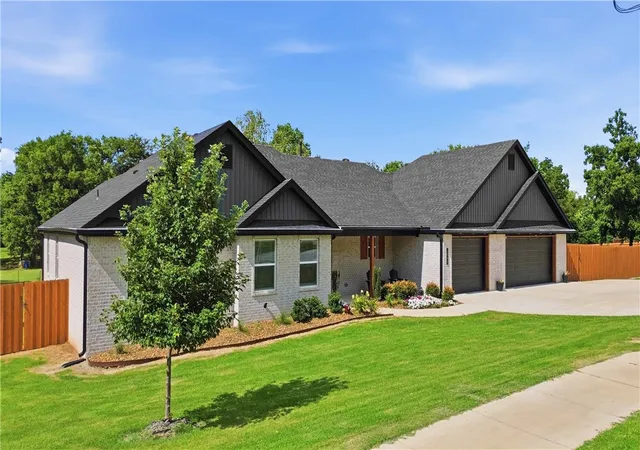 Homes for sale in Siloam Springs, AR | 1045 W Garland St, Siloam Springs, AR 72761 | MLS# 1351756