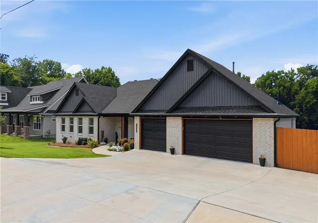 Homes for sale in Siloam Springs, AR | 1045 W Garland St, Siloam Springs, AR 72761 | MLS# 1351756