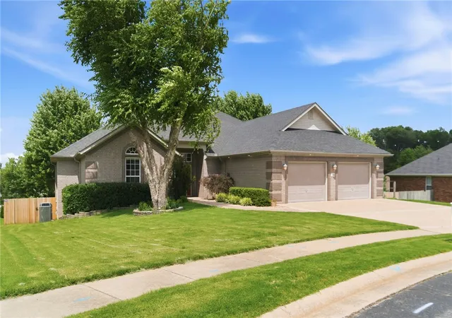 Homes for sale in Bentonville, AR | 304 Sw Duke Ave, Bentonville, AR 72712 | MLS# 1351624