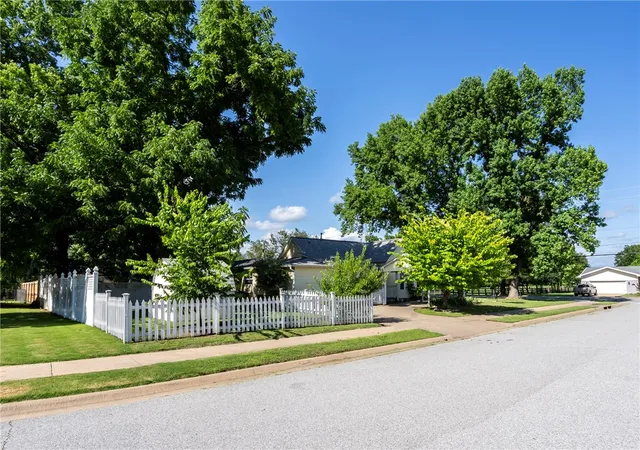 Homes for sale in Siloam Springs, AR | 2008 S Washington St, Siloam Springs, AR 72761 | MLS# 1351986