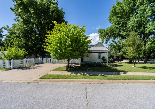 Homes for sale in Siloam Springs, AR | 2008 S Washington St, Siloam Springs, AR 72761 | MLS# 1351986