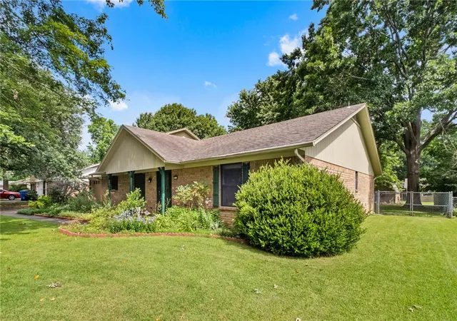 2nd image of 2514 E Sharon St, Fayetteville, AR 72703 | MLS# 1349613