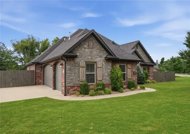 Photo 3 of Single family home for sale at 3705 SW Banbury Dr, Bentonville, AR 72713 | MLS# 1352187 | Listing updated on 2026-08-03
