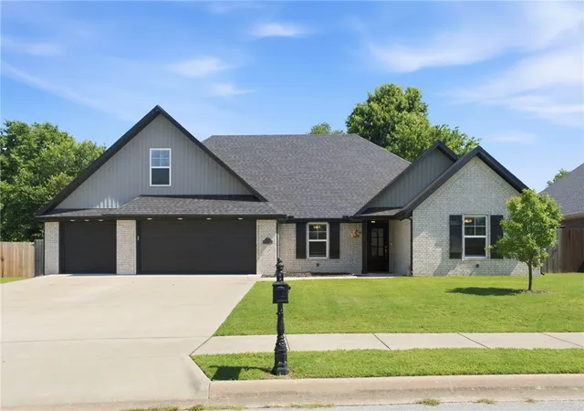 1st image of 301 Grand Ct, Siloam Springs, AR 72761 | MLS# 1351935