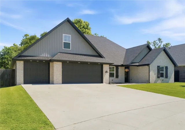2nd image of 301 Grand Ct, Siloam Springs, AR 72761 | MLS# 1351935