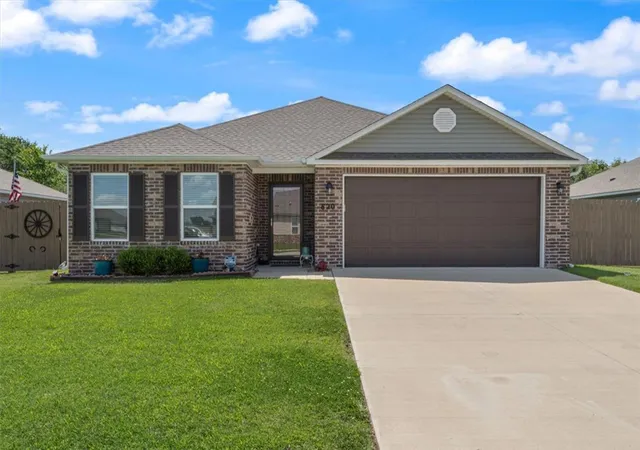 Homes for sale in Siloam Springs, AR | 820 S Excelsior Dr, Siloam Springs, AR 72761 | MLS# 1351899