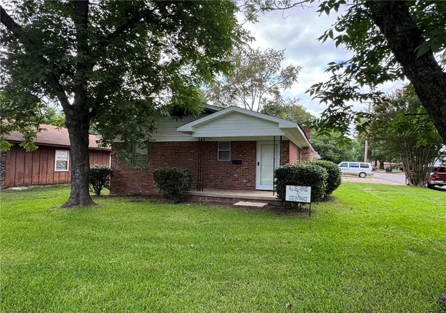2nd image of 521 E J St, Russellville, AR 72801 | MLS# 1352554