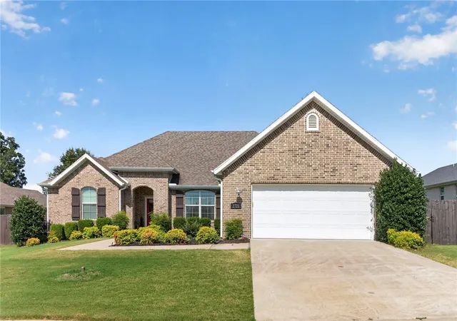 Photo 2 of Sale Pending at 2721 N Grey Squirrel Dr, Fayetteville, AR 72704 | MLS# 1352542 | Listing updated on 2026-10-10