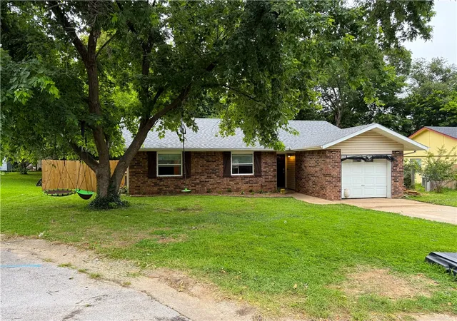 Homes for sale in Siloam Springs, AR | 1019 W School St, Siloam Springs, AR 72761 | MLS# 1352743