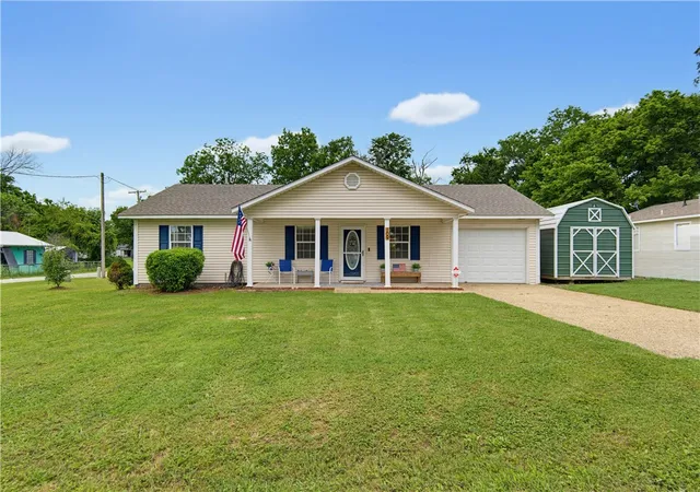 Homes for sale in Gravette, AR | 109 Sw 3rd Ave, Gravette, AR 72736 | MLS# 1352725