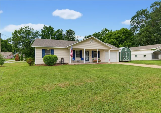Homes for sale in Gravette, AR | 109 Sw 3rd Ave, Gravette, AR 72736 | MLS# 1352725