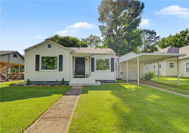 Photo 2 of Single family home for sale at 610 S Oak Hl St, Siloam Springs, AR 72761 | MLS# 1352900 | Listing updated on 2026-08-27