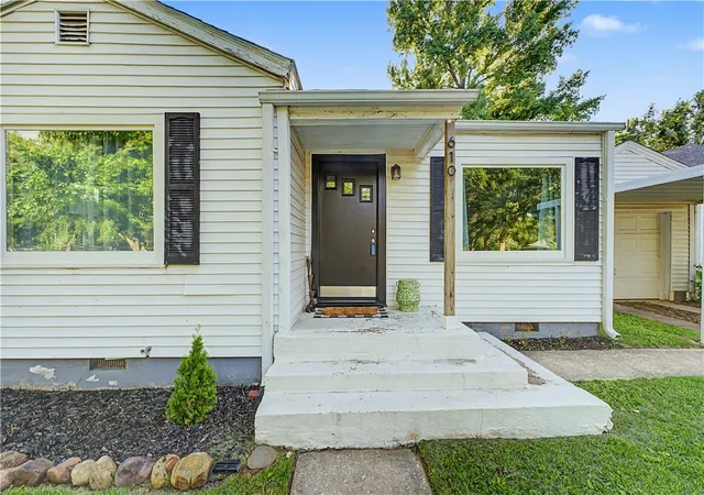 Photo 3 of Single family home for sale at 610 S Oak Hl St, Siloam Springs, AR 72761 | MLS# 1352900 | Listing updated on 2026-08-27