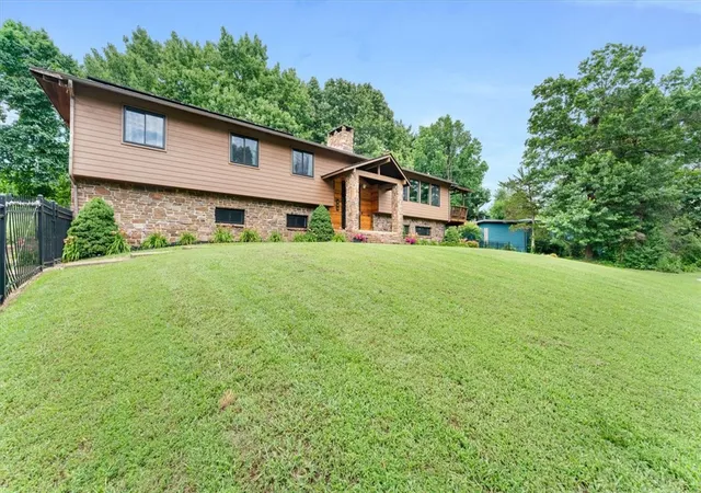 3rd image of 204 Shoreline Dr, Springdale, AR 72764 | MLS# 1352777