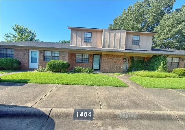 2nd image of 1404 E O St, Russellville, AR 72801 | MLS# 1353031