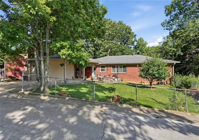 2nd image of 11 College St, Eureka Springs, AR 72632 | MLS# 1353007