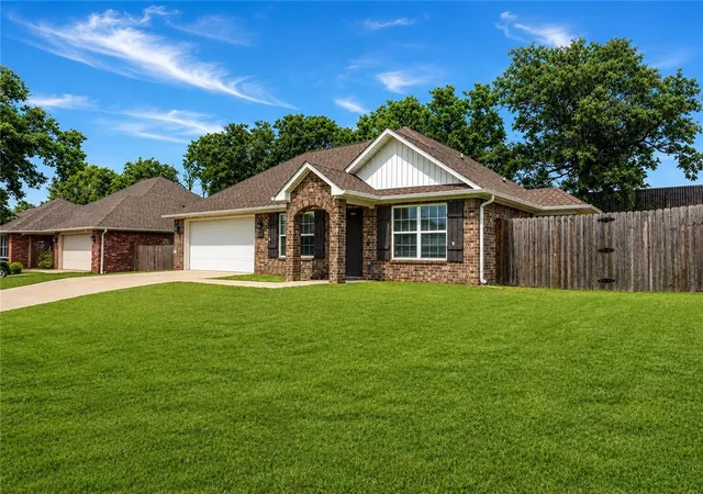 2nd image of 804 Brook St, Gentry, AR 72734 | MLS# 1353067