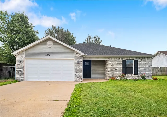 Homes for sale in Gravette, AR | 609 Birmingham St Sw, Gravette, AR 72736 | MLS# 1353020