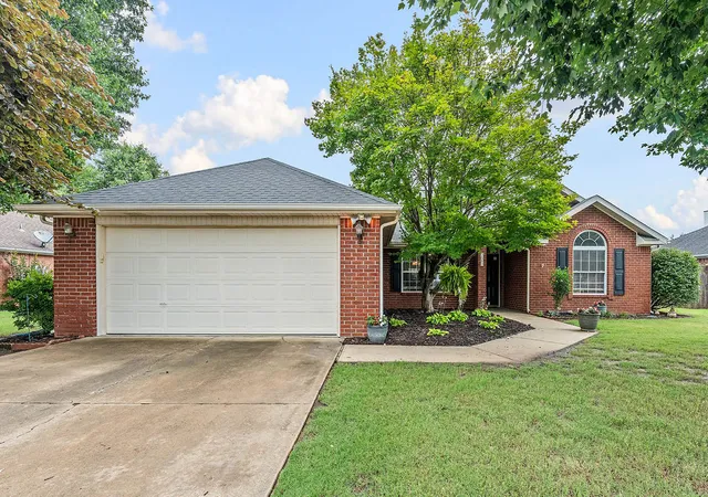 2nd image of 323 Center Dr, Lowell, AR 72745 | MLS# 1352927