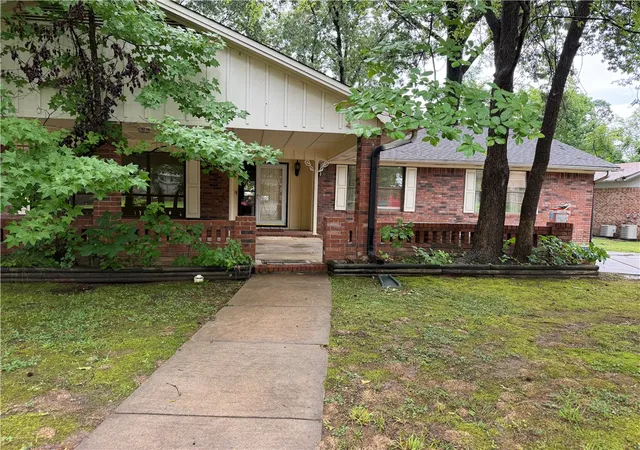 Photo 2 of Sale Pending at 410 N Joplin Pl, Russellville, AR 72801 | MLS# 1352955 | Listing updated on 2026-07-27