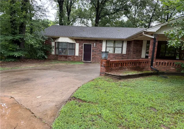 Photo 3 of Sale Pending at 410 N Joplin Pl, Russellville, AR 72801 | MLS# 1352955 | Listing updated on 2026-07-27