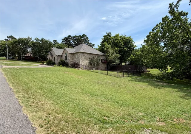 2nd image of 1201 Carruthers Dr, Morrilton, AR 72110 | MLS# 1352954