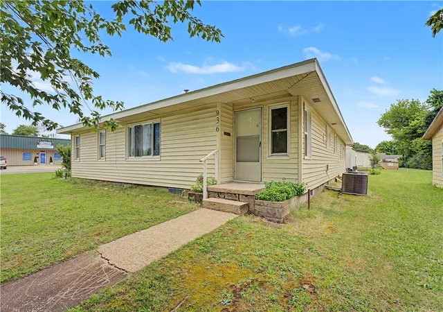 1st image of 936 S Maxwell, Siloam Springs, AR 72761 | MLS# 1352815