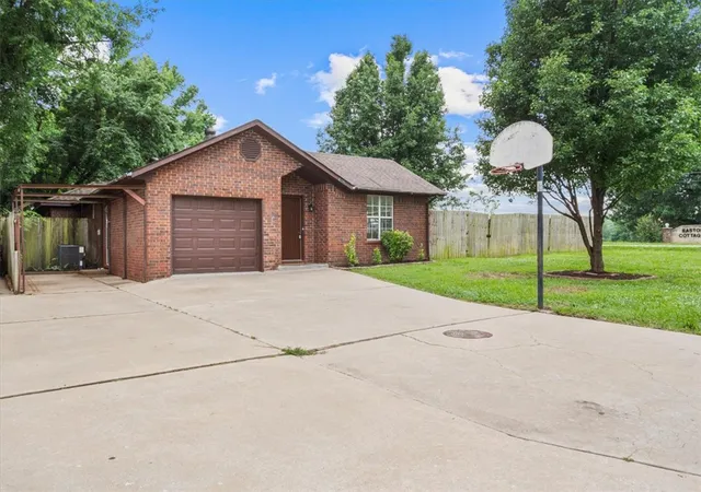 Homes for sale in Siloam Springs, AR | 2436 W Twin Springs St, Siloam Springs, AR 72761 | MLS# 1353353
