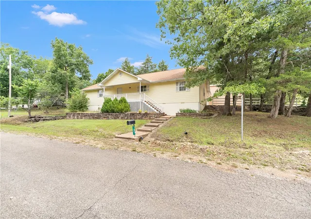 Homes for sale in Holiday Island, AR | 27 N Star Loop, Holiday Island, AR 72631 | MLS# 1352732
